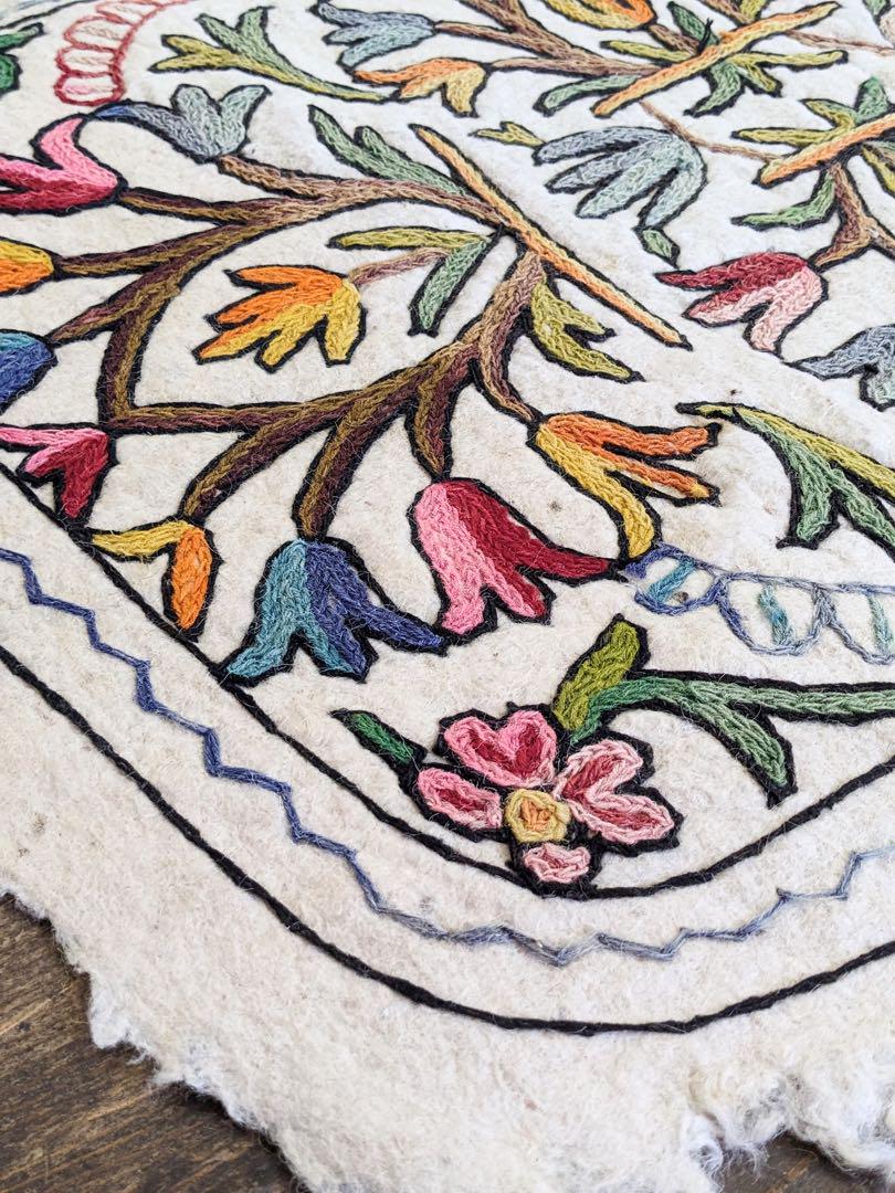 花模様の手刺繍ラグ インドラグ モロッコラグ 玄関ラグ
