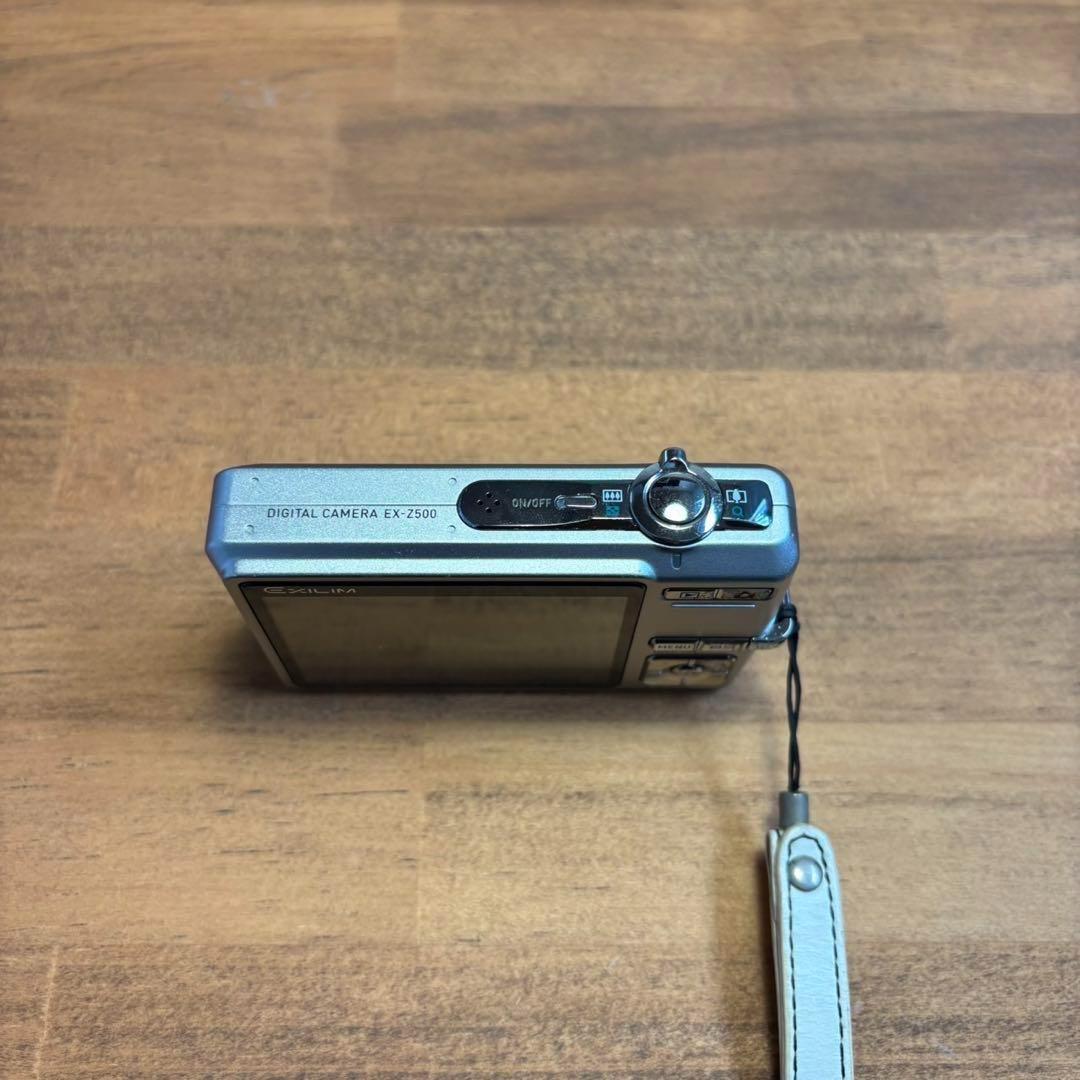 美品 CASIO EX-Z500 シルバー コンパクトデジタルカメラ ケース