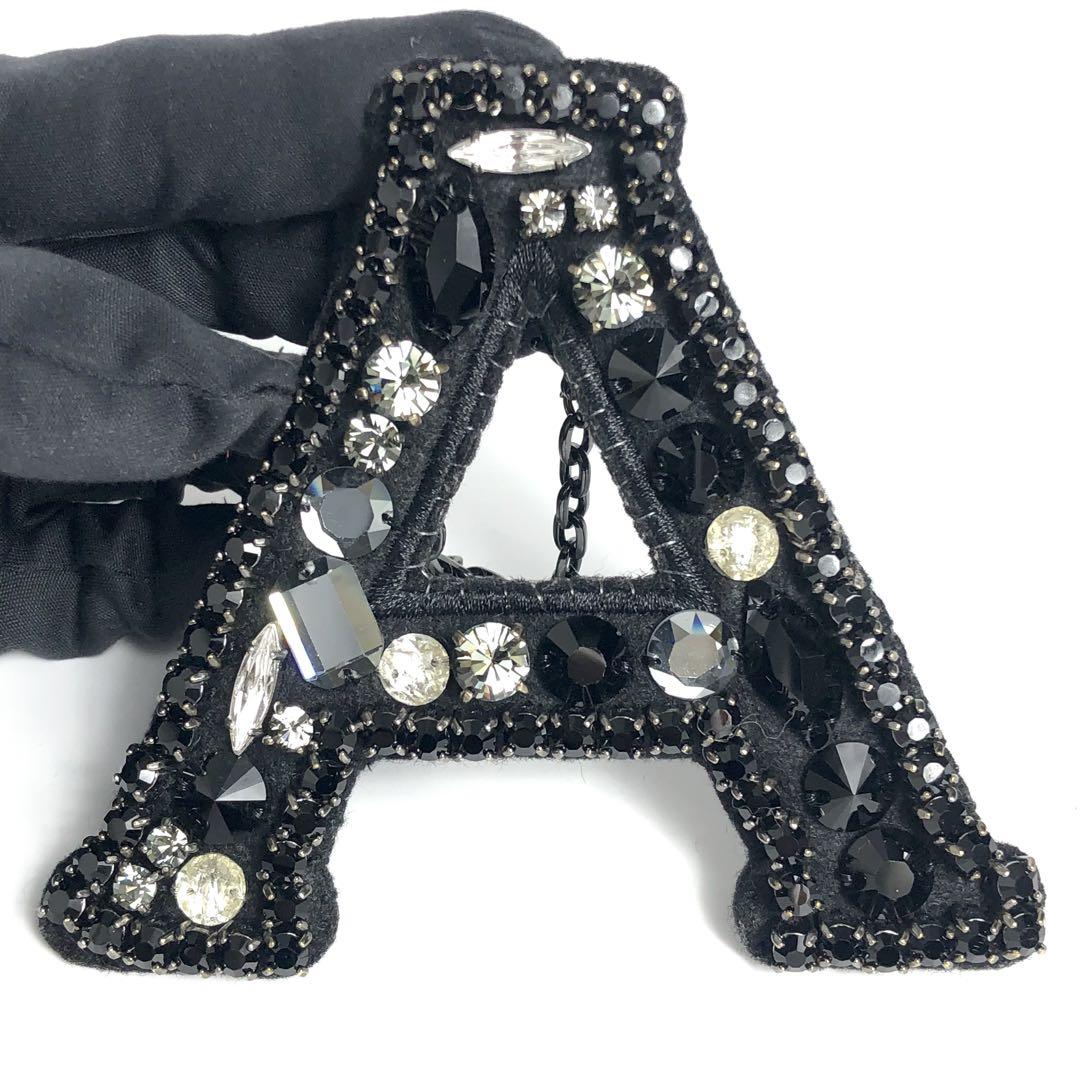 【美品】ANTEPRIMA アンテプリマ チャーム ブローチ イニシャル A