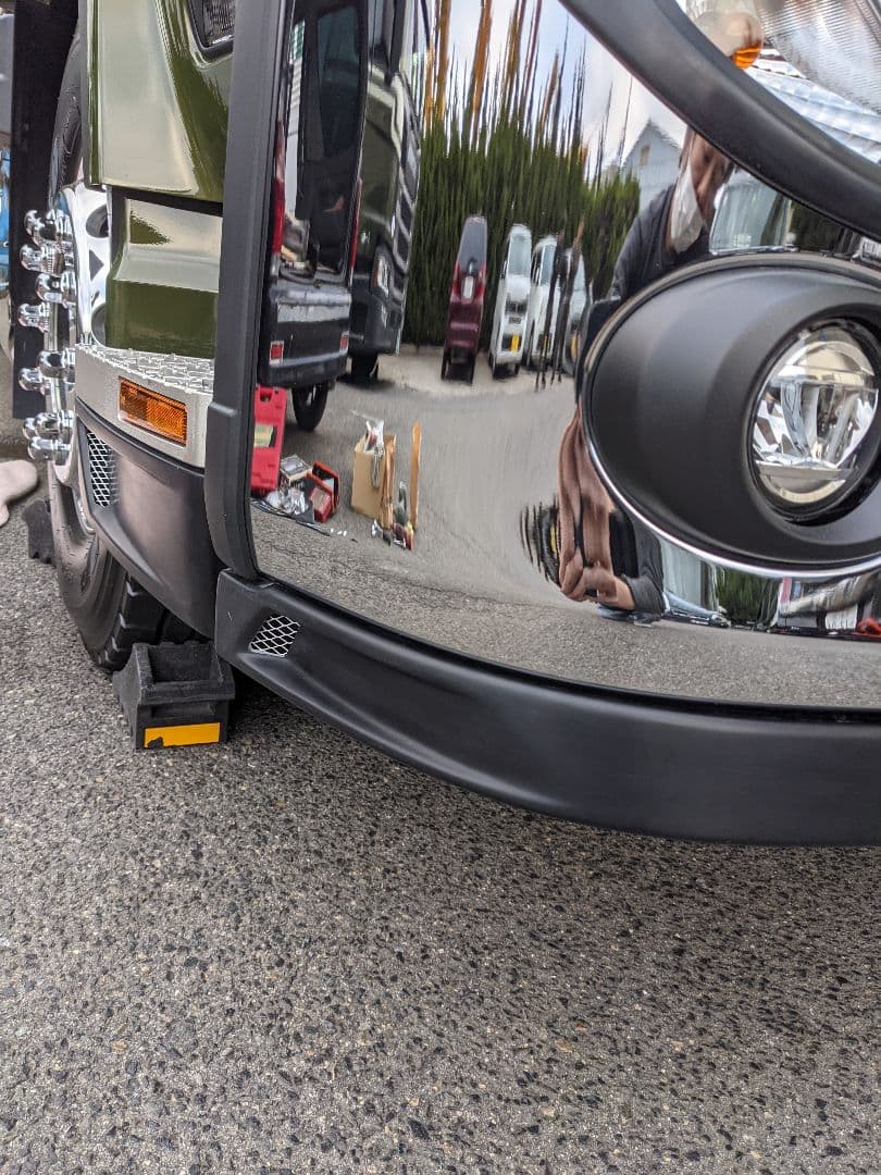 セット販売限定販売！ＵＤ17クオンフロントスポイラー＆アイラインガーニッシュ！