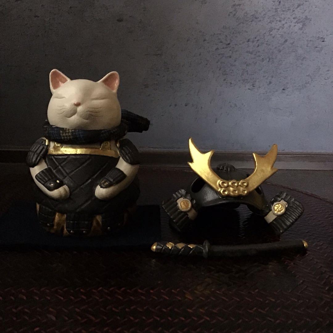猫武将∠(｀∇´)ゝ白猫黒甲冑黒兜(伊達形)