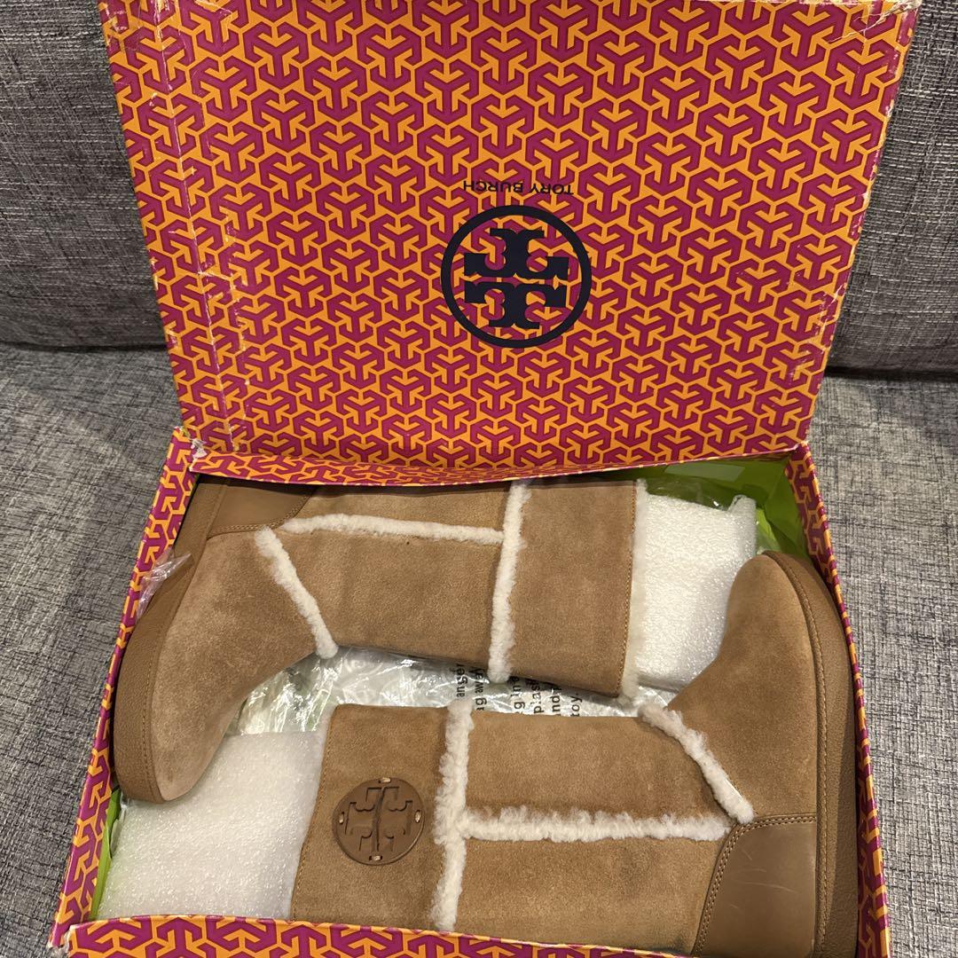 Tory Burch ベージュムートンブーツ