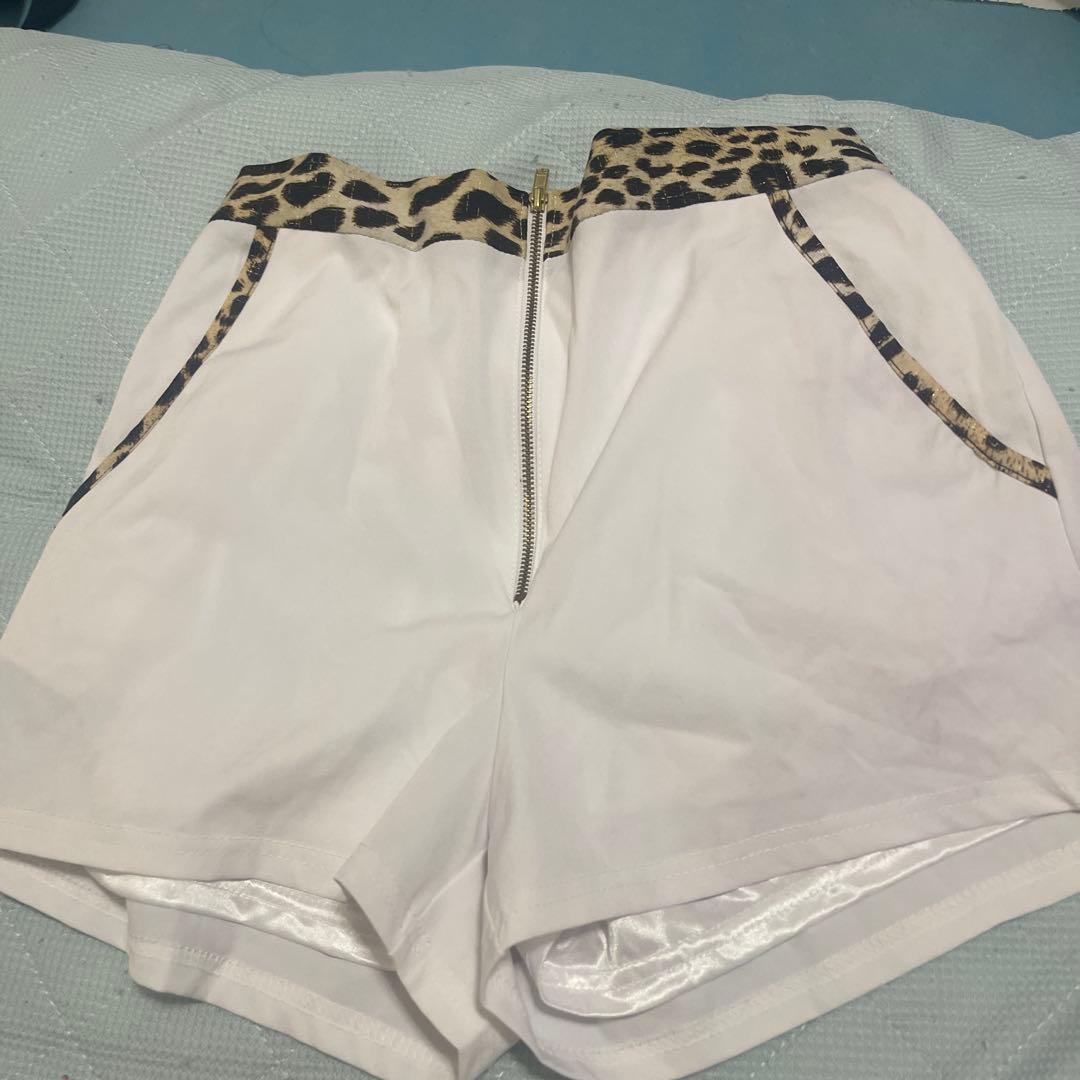 d.i.a. ホワイトショートパンツ レオパード柄ウエストバンド