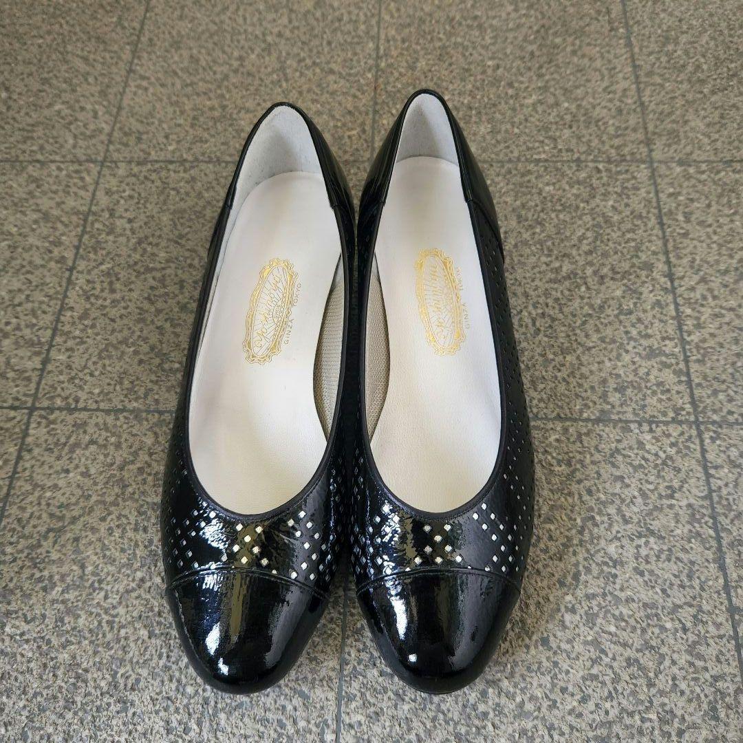 【新品 即購入可！】銀座よしのや黒エナメルパンプス22 4-49