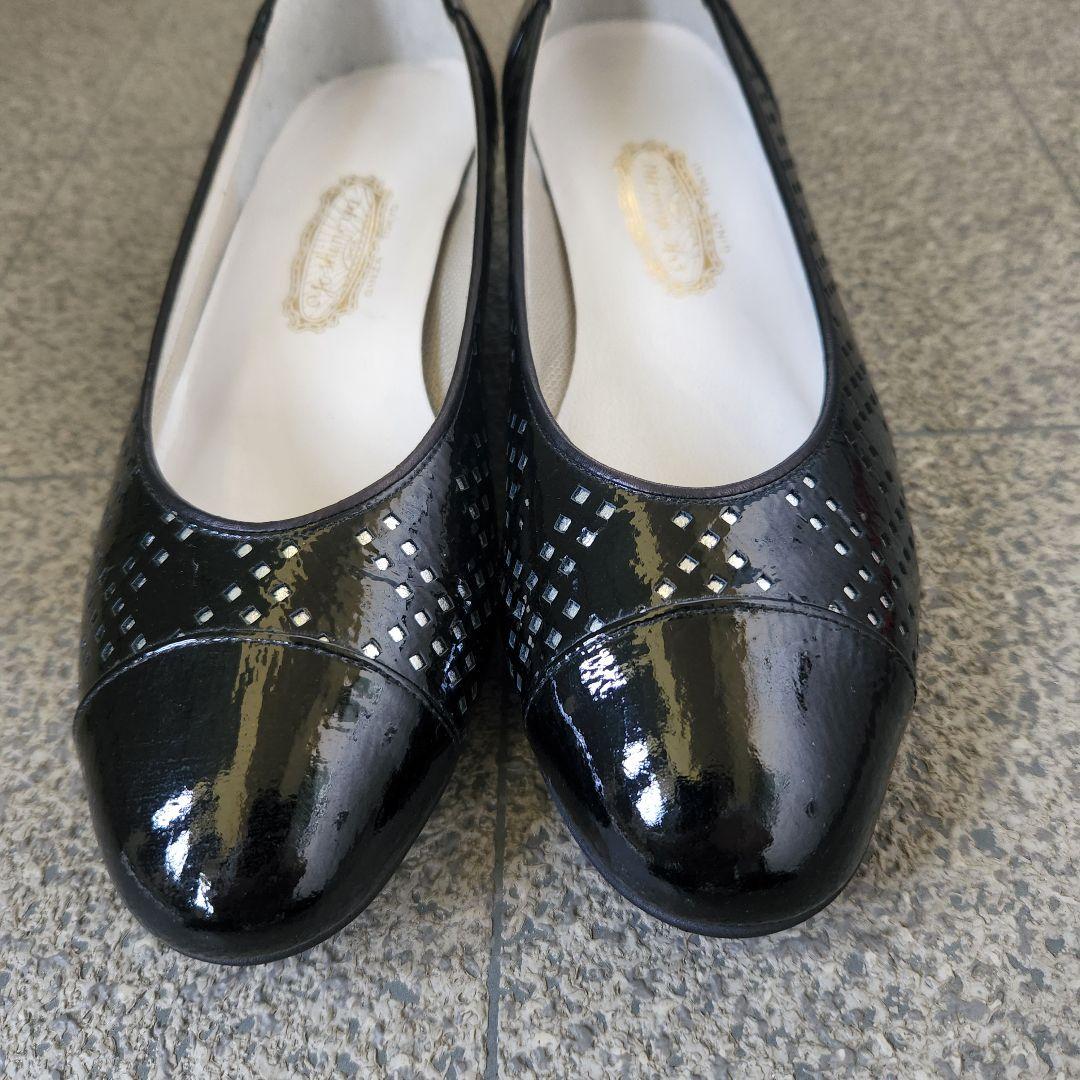 【新品 即購入可！】銀座よしのや黒エナメルパンプス22 4-49