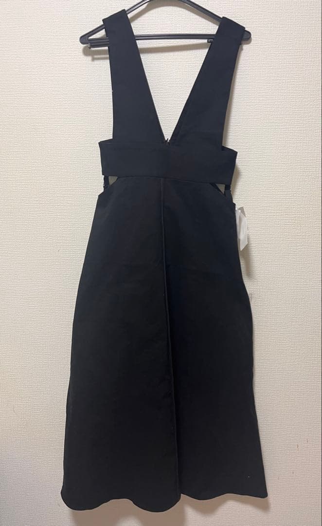 ブラックサロペット Vネックデザイン