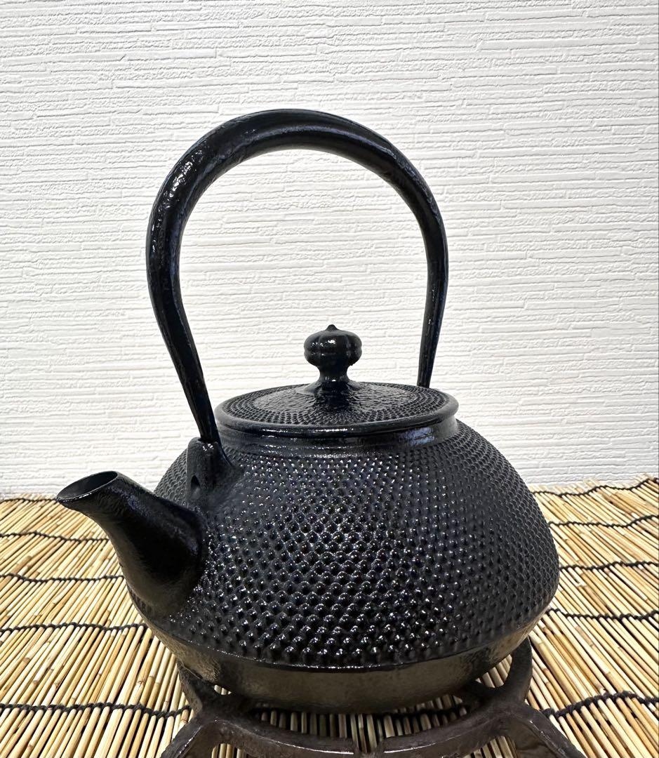 新品、未使用品　南部三厳堂造　１０型アラレ　南部鉄瓶　あさこ様　売約済み