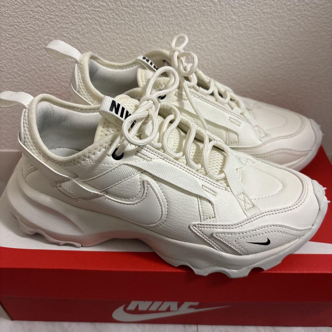 Nike TC7900 ホワイト スニーカー