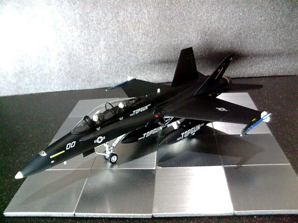 現実世界のトップガン司令機1 72「F A-18Bブラックホーネット」アルミ台付