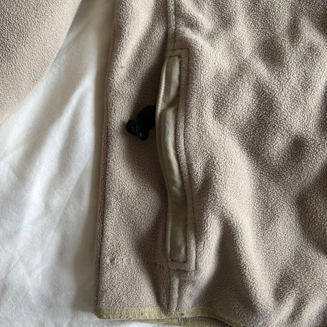 絶妙なデザインエーシージー フリースジャケット ベージュ 刺繍ロゴ