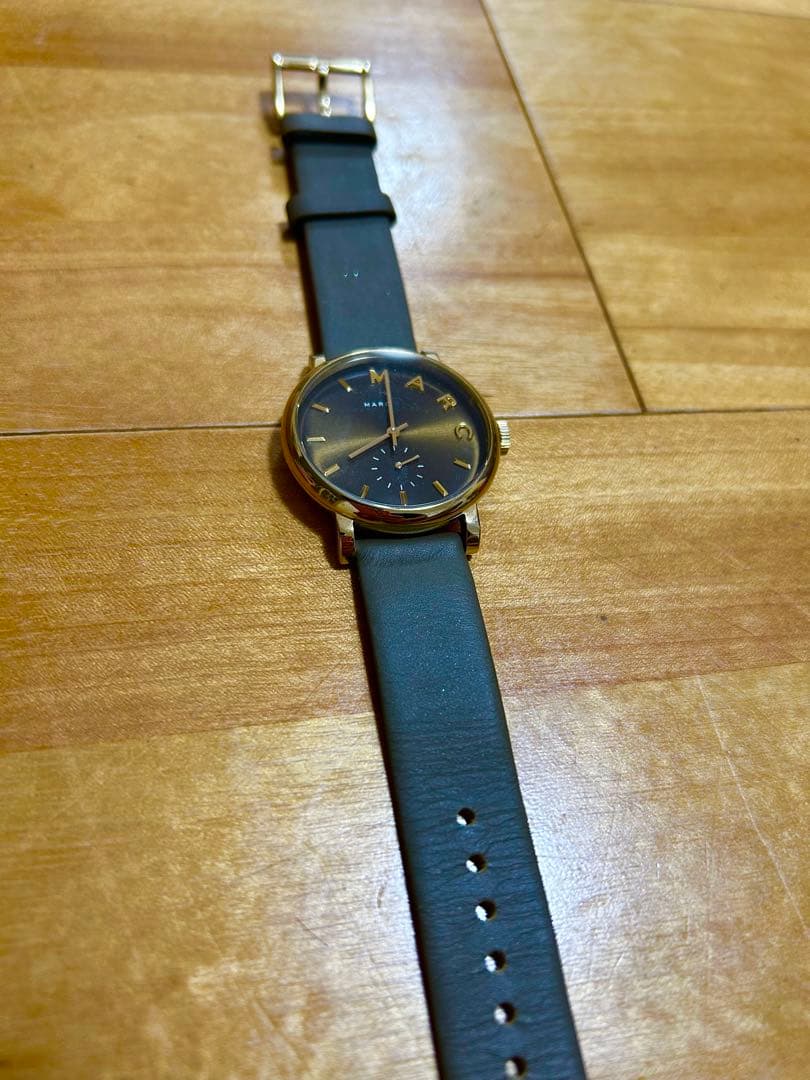 マークバイマークジェイコブス　シンプルなダークブルー・グレーの時計