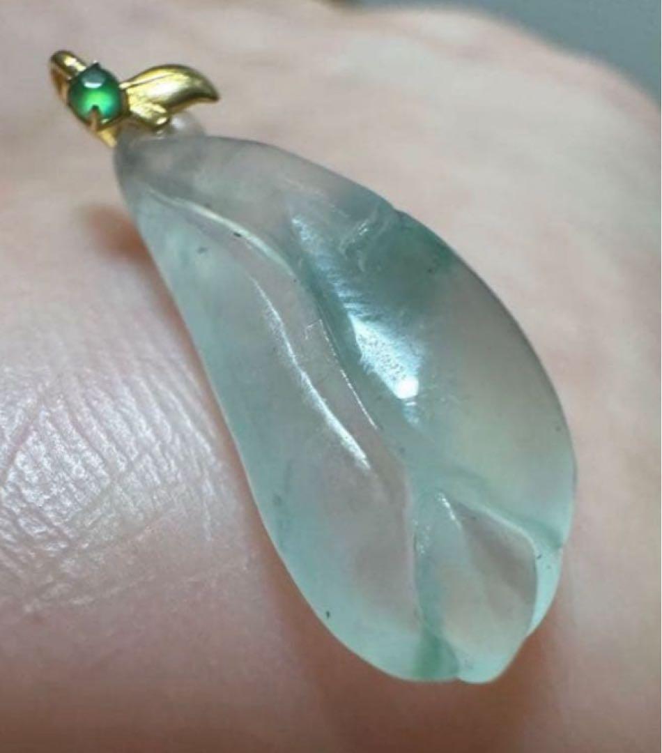 金18 Kゴールド金製天然A貨本翡翠 グリーン花浮かび美しいペンダントトップ