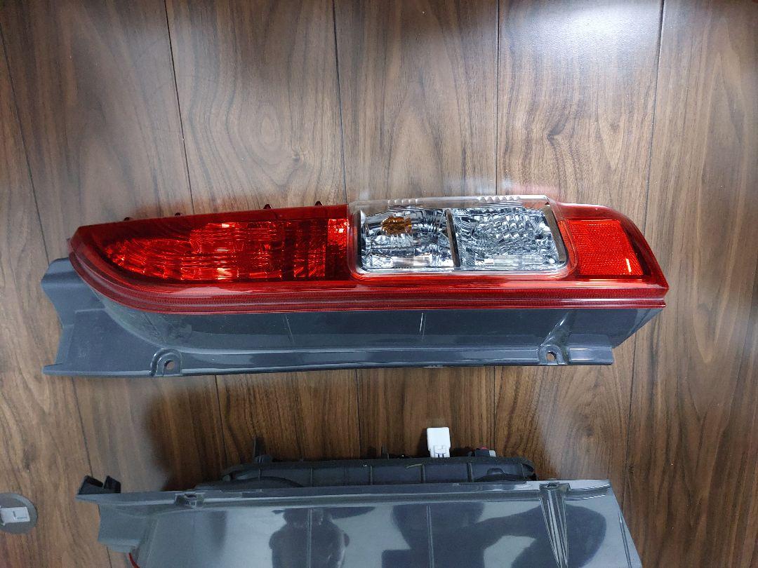 ハイエース　テールランプ　新車外し　美品