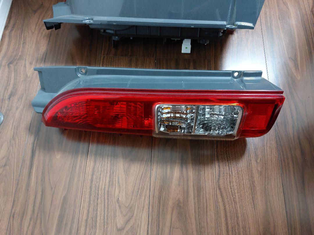 ハイエース　テールランプ　新車外し　美品