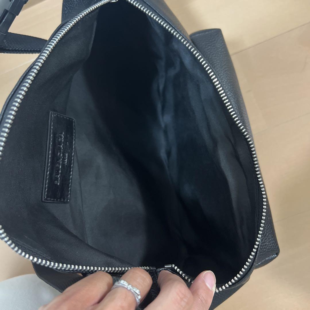 バレンシアガ　ボディバッグ