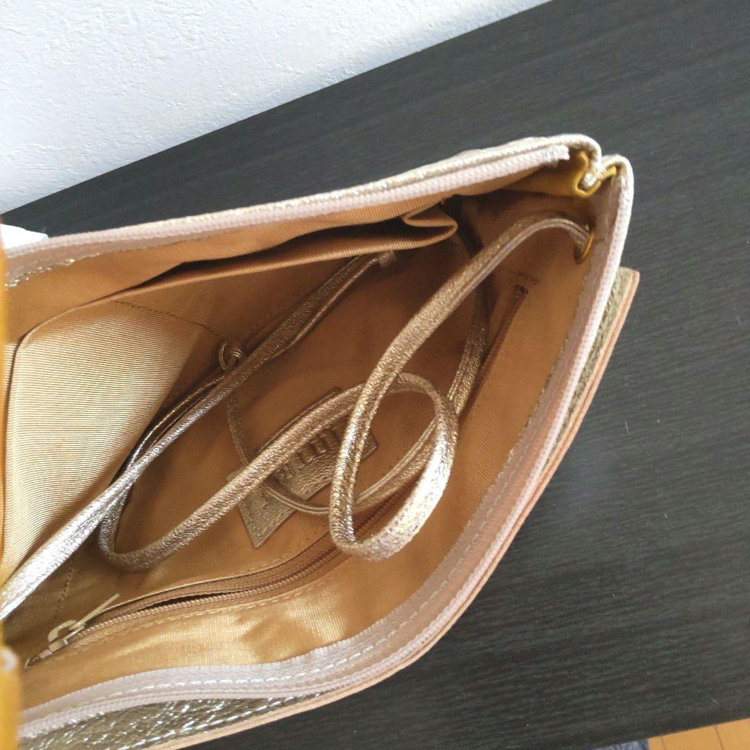 イントロダクション サコッシュ シャンパンゴールド