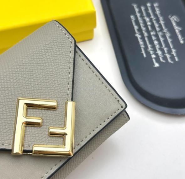 大人気美品！フェンディ?FENDI 財布 FFダイヤモンド レザー　三つ折財布