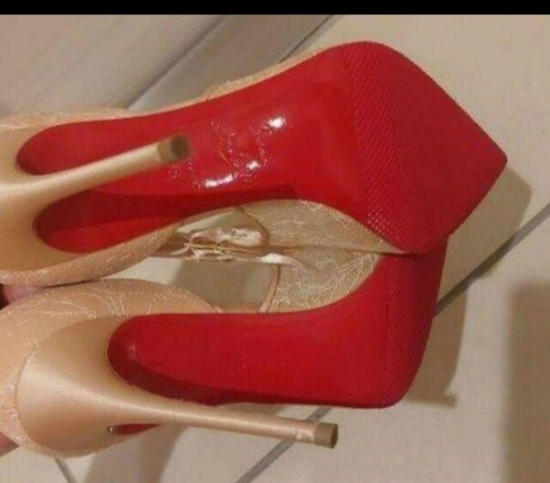 CHRISTIAN LOUBOUTIN(クリスチャンルブタン)ブラックレース