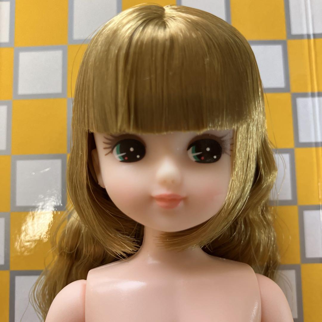 リカちゃんキャッスル　スペシャルリカちゃん　金髪　姫カットジグソバージュ　緑目
