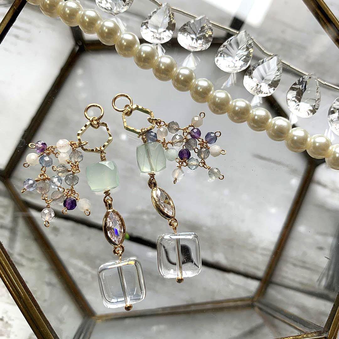 新入荷♡1点のみ】カルセドニーと水晶の天然石チャーム