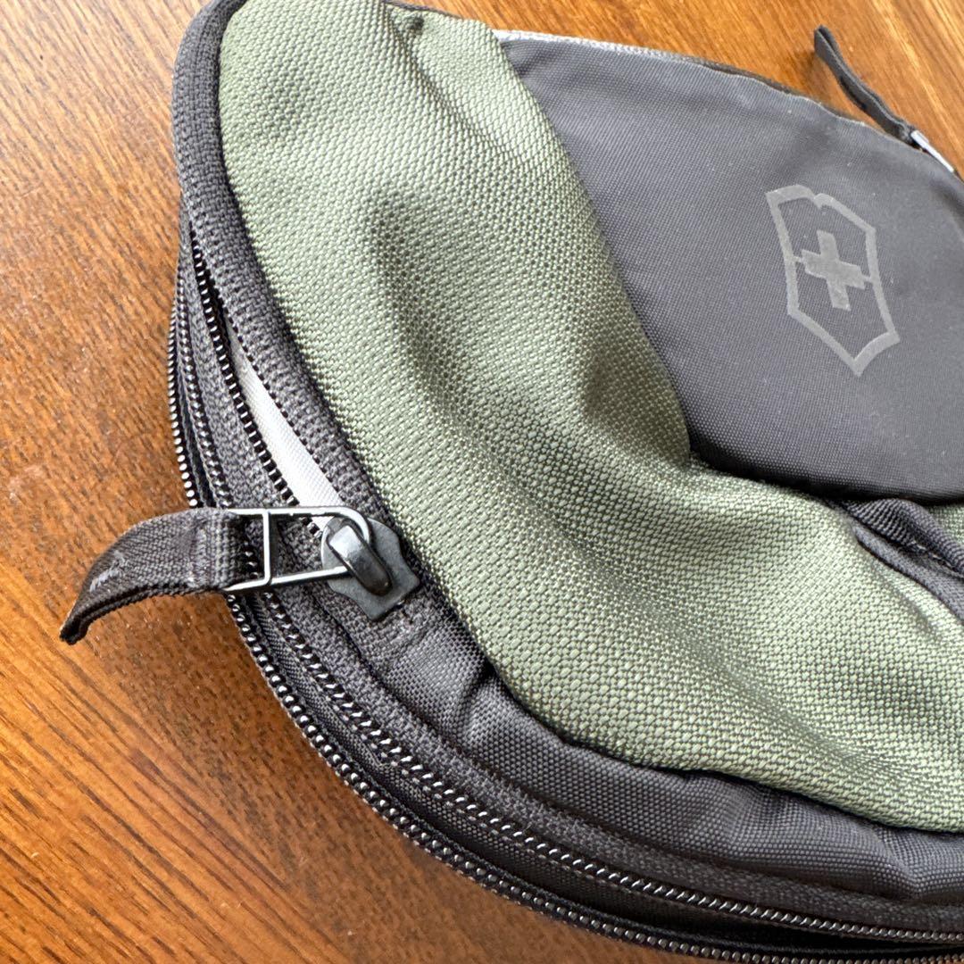 VICTORINOX クロス＆シールド エンブレム ボディ バッグ