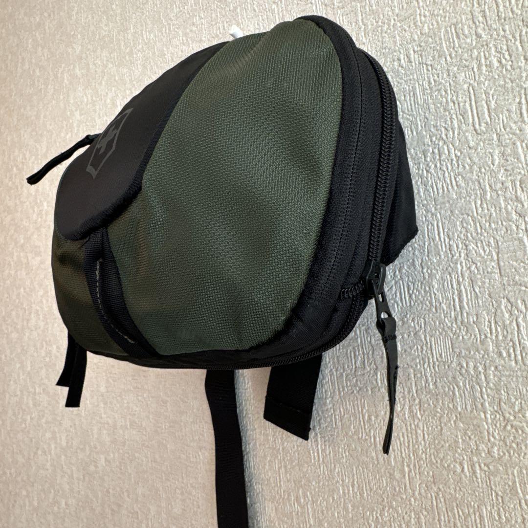 VICTORINOX クロス＆シールド エンブレム ボディ バッグ