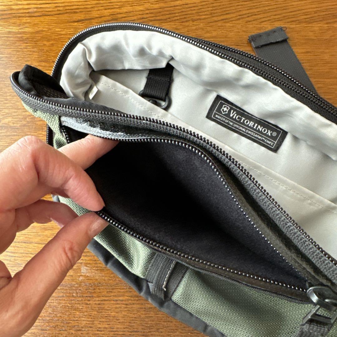 VICTORINOX クロス＆シールド エンブレム ボディ バッグ