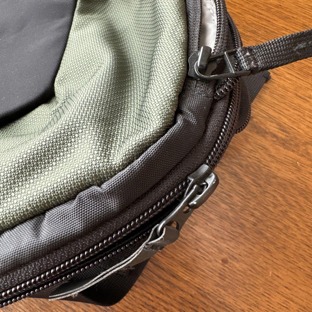 VICTORINOX クロス＆シールド エンブレム ボディ バッグ