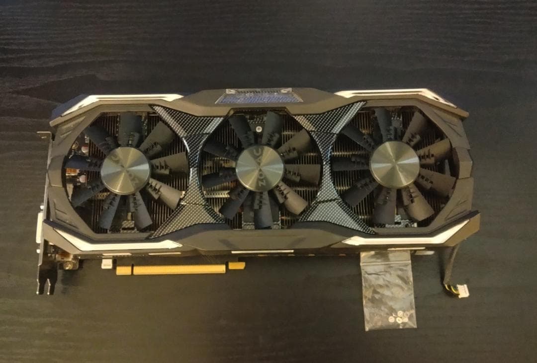 ZOTAC GeForce GTX 1080 AMP Extreme目立った傷や汚れなし