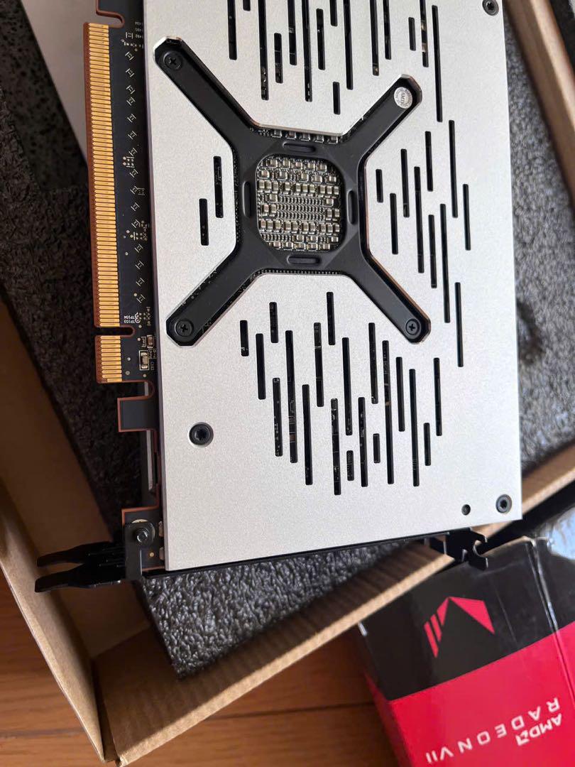 グラフィックボード・グラボ・ビデオカード AMD Saphire Radeon VII 16GB