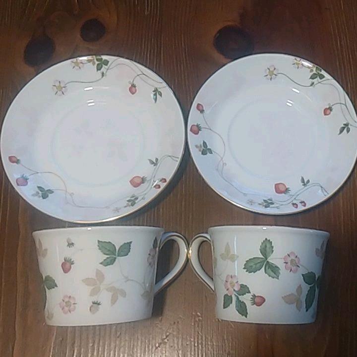 美品⭐ウェッジウッド⭐ワイルドストロベリー カップ&ソーサー⭐2客セット 送料無料日本正規品 大人気☆ウェッジウッド☆アムハースト☆デミタスカップ☆4客SET! 食器