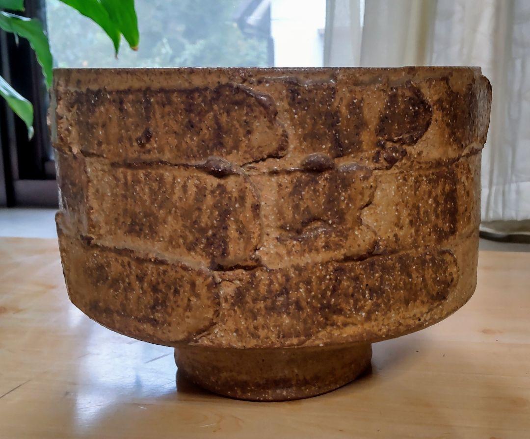 茶色の渋い花器です。陶器。