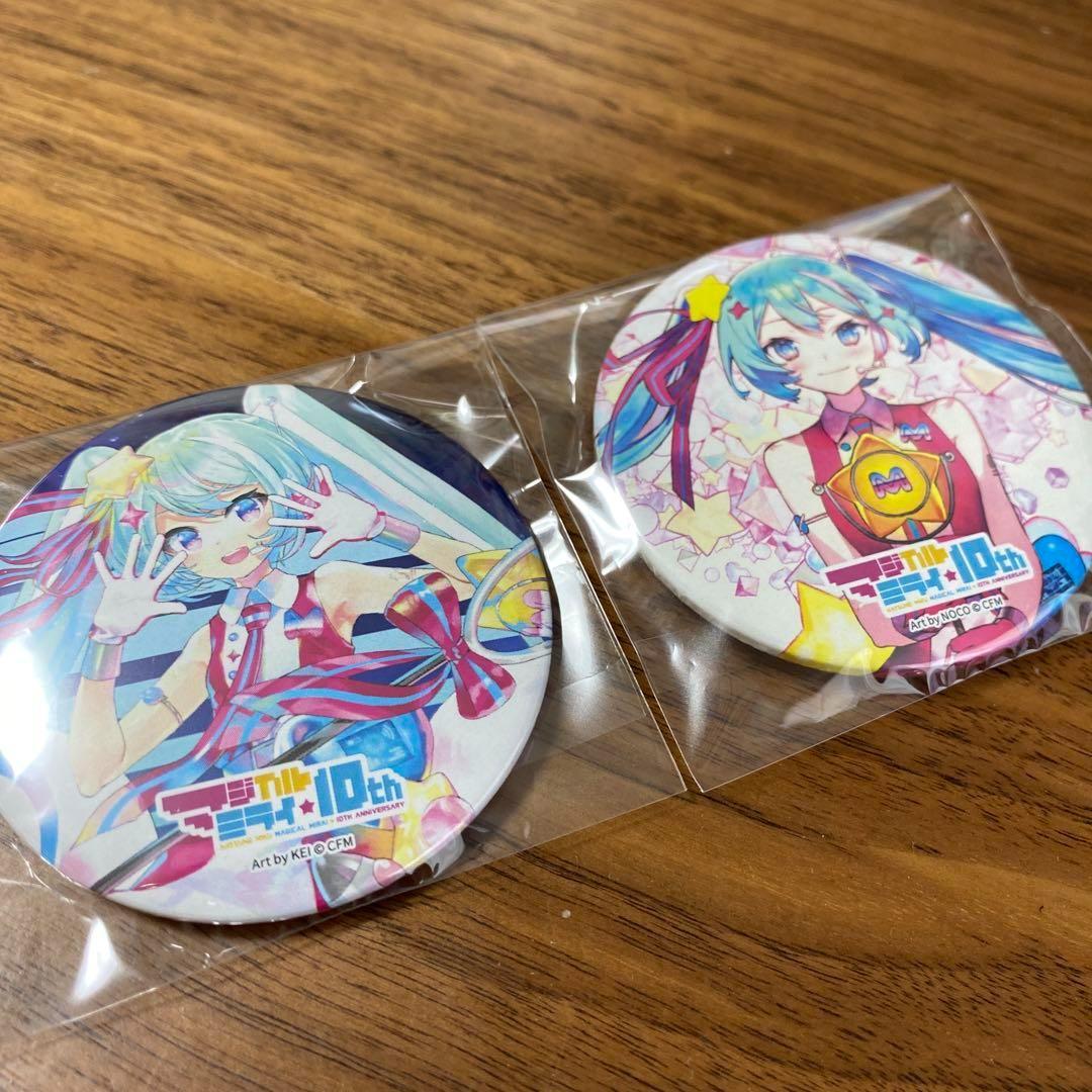 無料配達 初音ミク マジカルミライ10th 缶バッジ&布ポスター セット