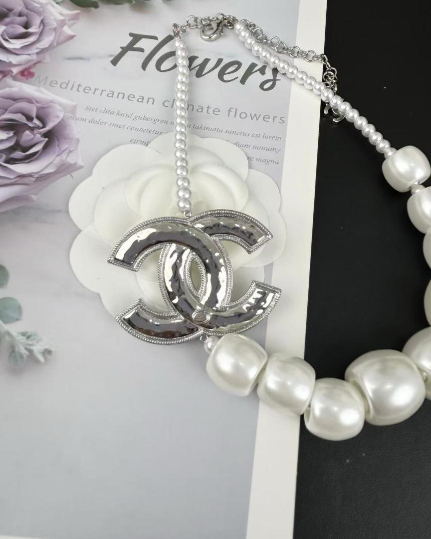 Chanel ホワイトパール ロゴネックレス - メルカリ