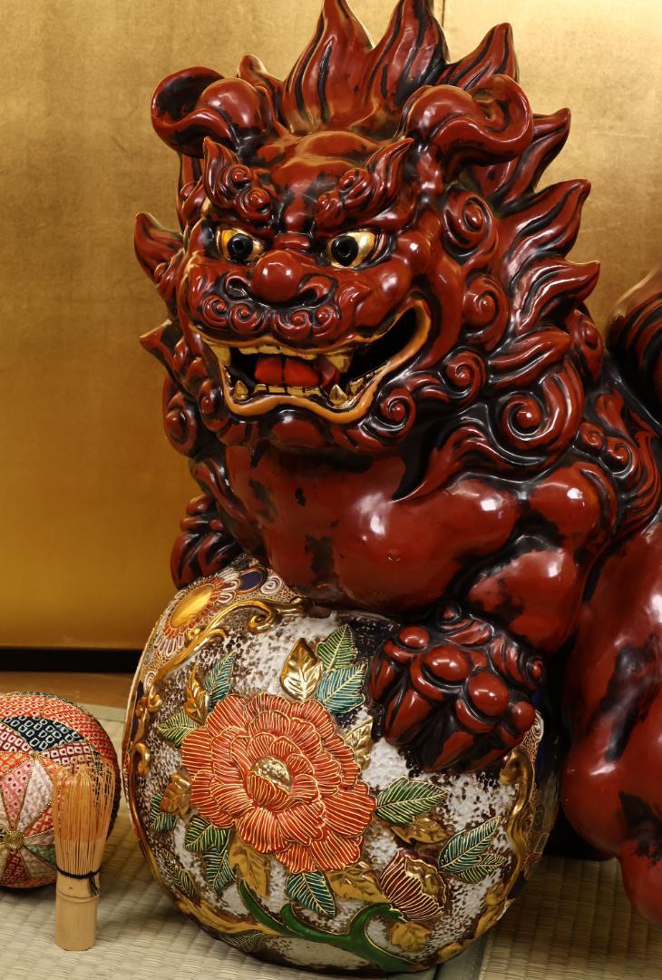 九谷焼　八幡釜　太吉　獅子　牡丹　置物　床飾　縁起物　高さ56㎝ BK043
