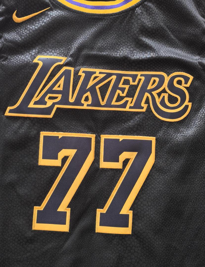 高評価アイテム NBAレイカーズ77#ドンチッチの黒い刺繡 ウェア