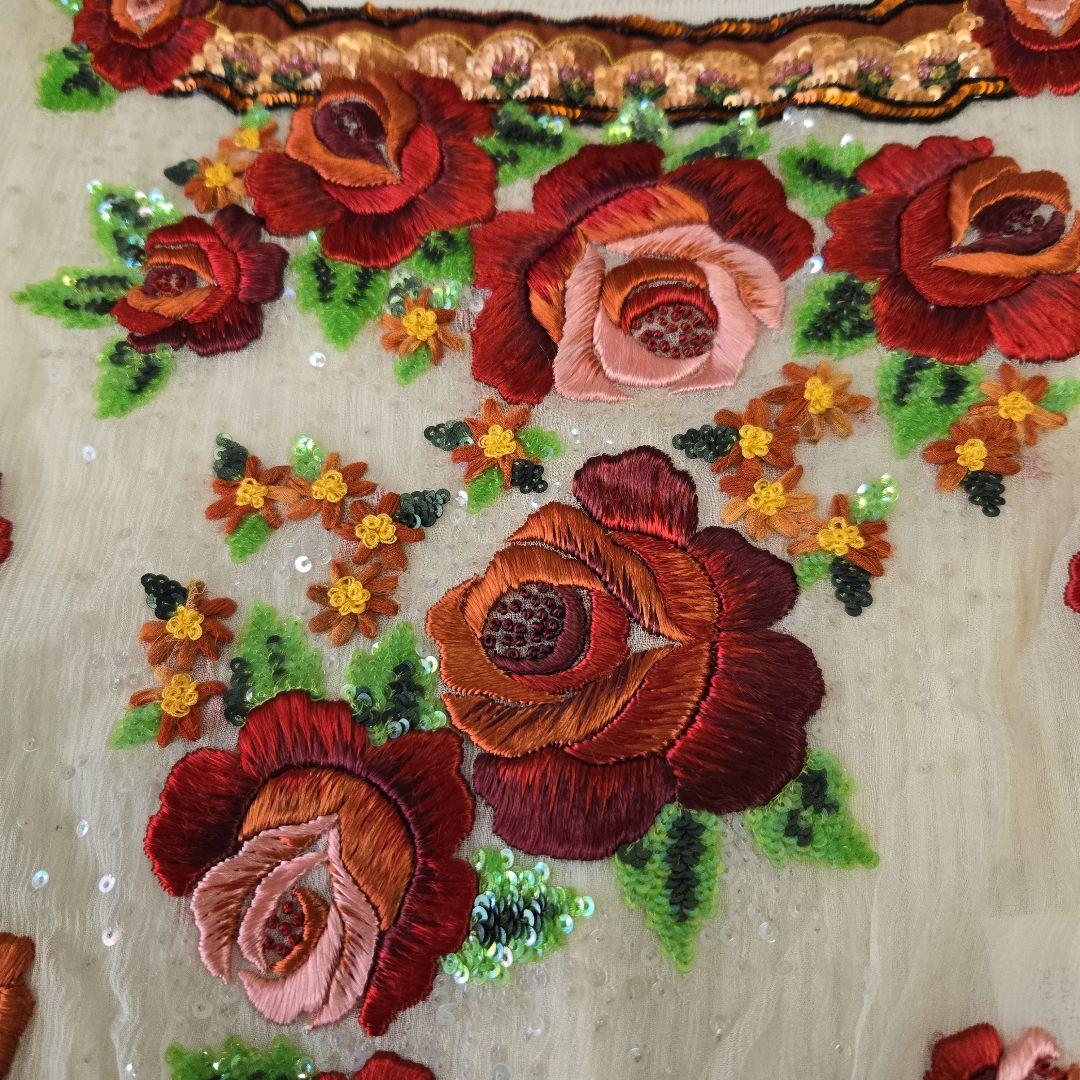 ブルマリン花柄刺繍ノースリーブトップス