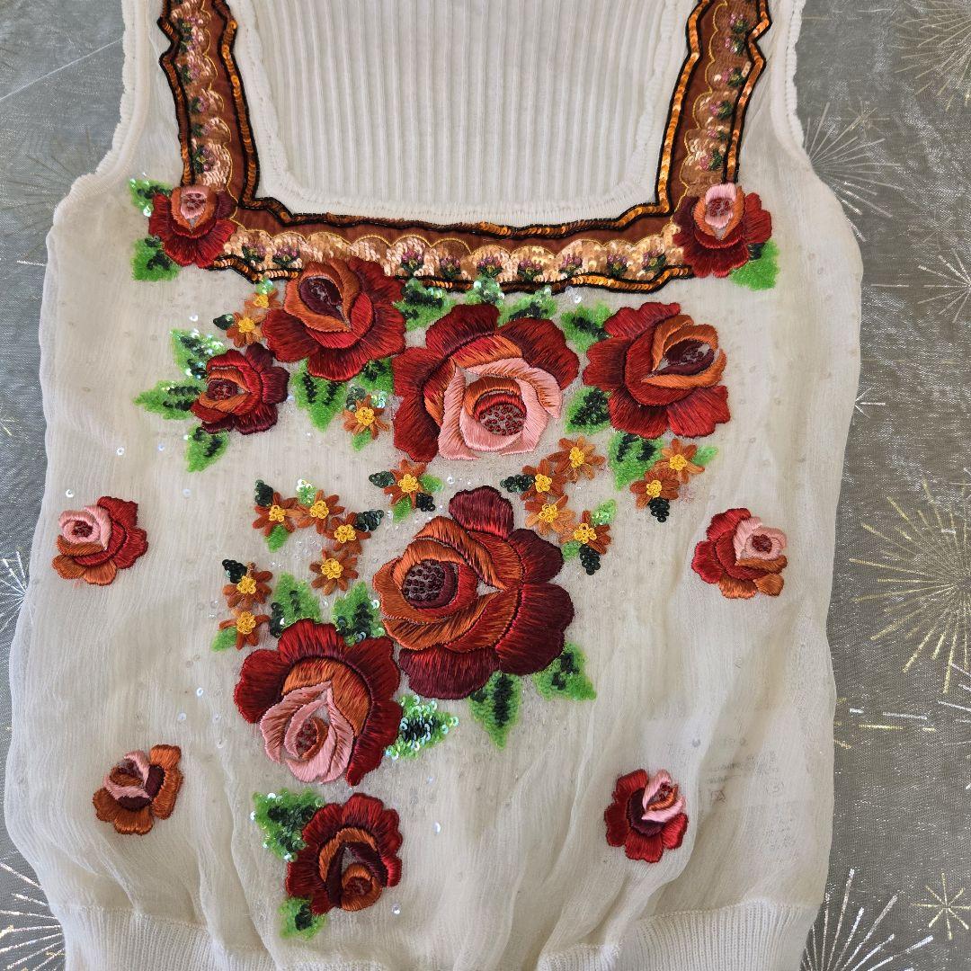 ブルマリン花柄刺繍ノースリーブトップス