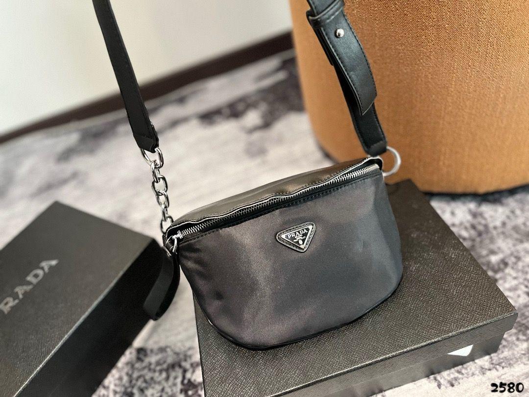 {希少逸品}PRADA ウエストポーチ