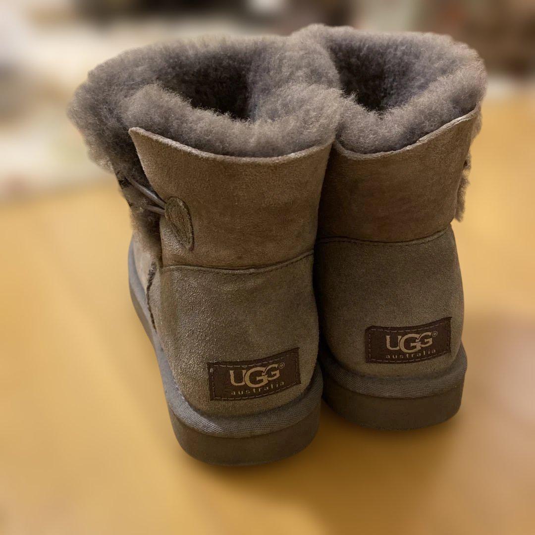 UGG グレー ムートンブーツ ボタン付き - メルカリ