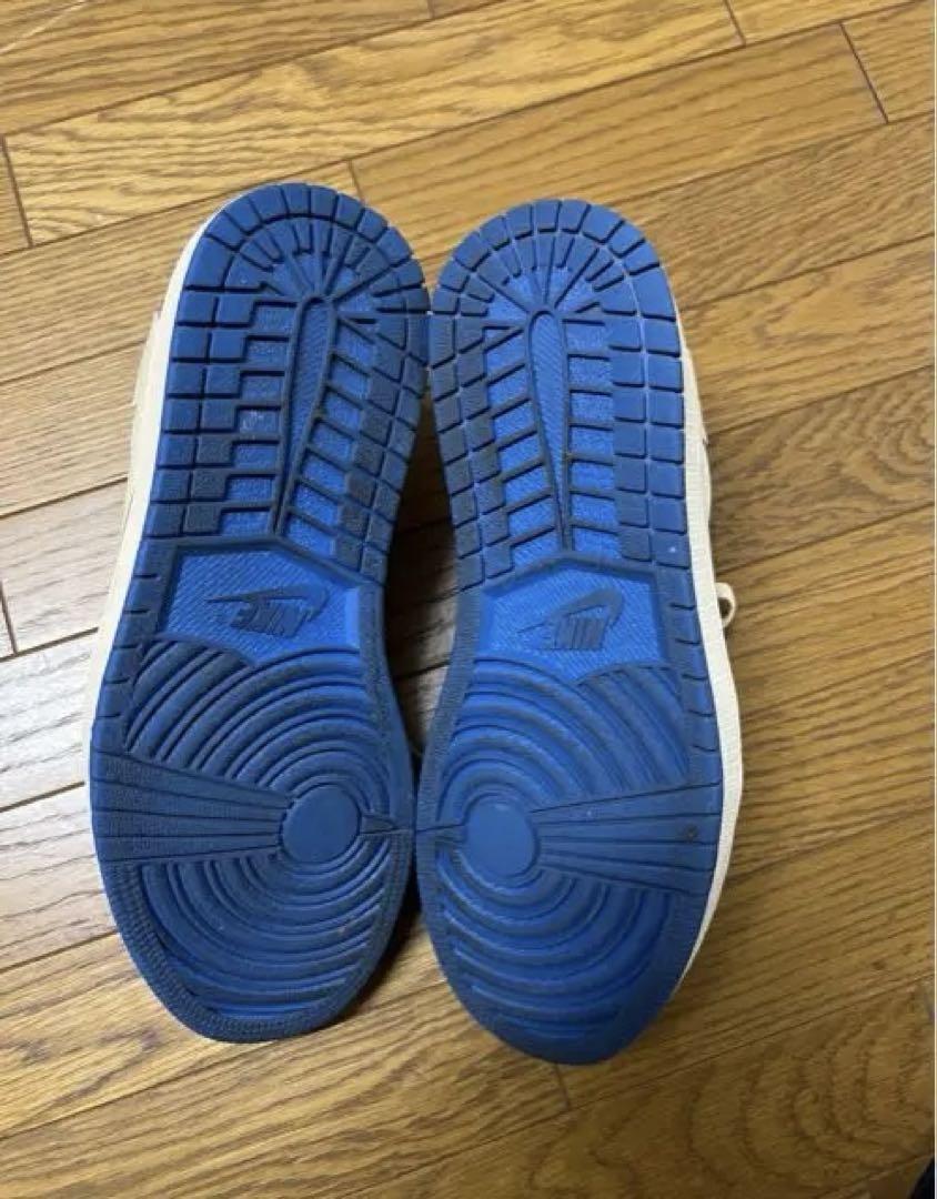 × Nike