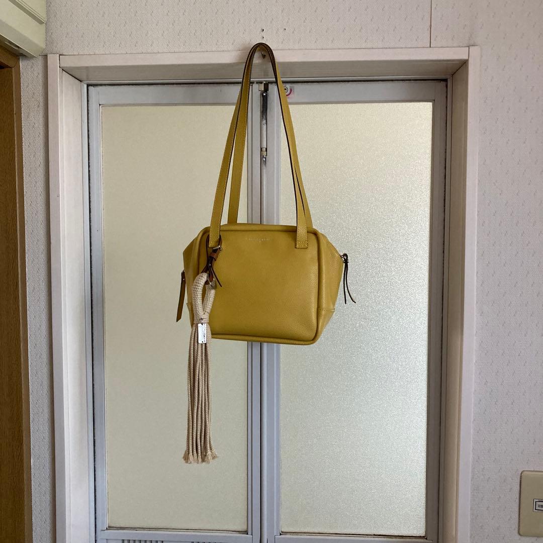 GIANNI CHIARINI レザーショルダーバッグ(タッセル付き)レディース