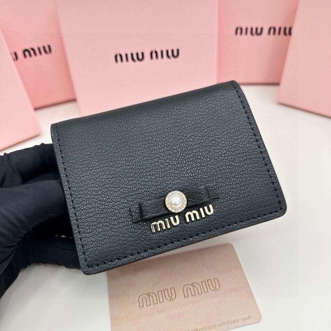MIUMIU 黒の折りたたみ財布です