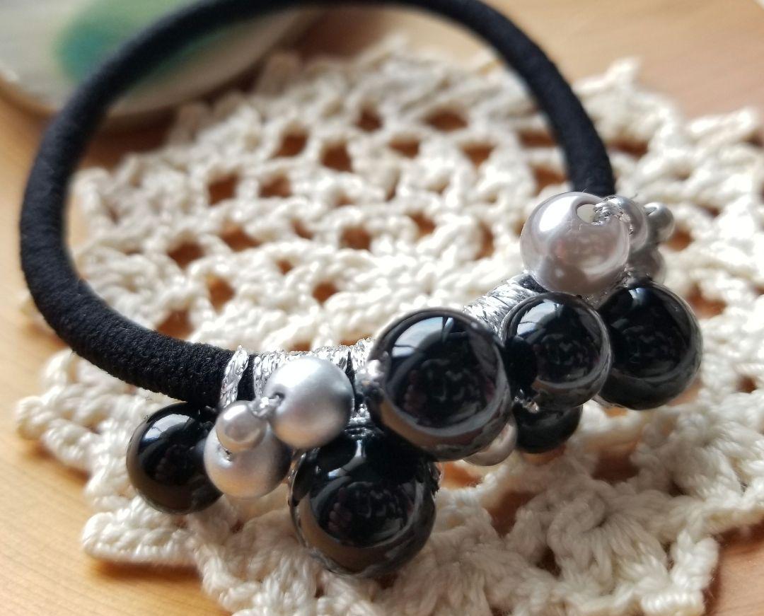 914.*ブラック・シルバー* ビーズヘアゴム・シュシュ(ハンドメイド 914.*ブラック・シルバー* ビーズヘアゴム・シュシュ(ハンドメイド
