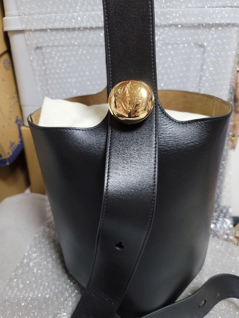 【LOEWE】ペブル バケットバッグ ミディアム ブラック ペブル バケットバッグ ミディアム（スムースカーフ） ブラック