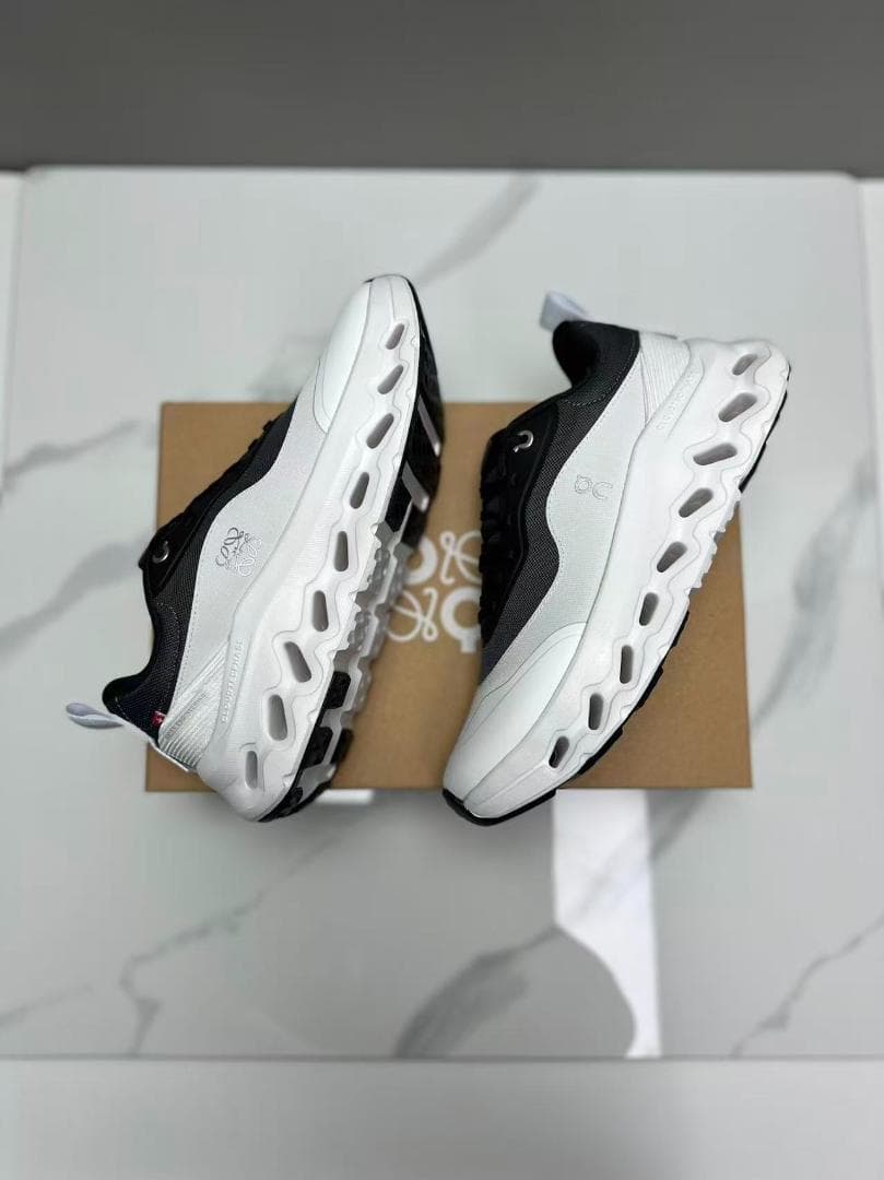 ON Cloudstratus ホワイト/ブラック スニーカー