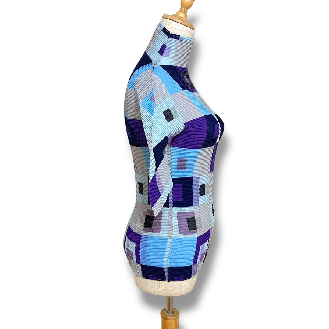 ISSEY MIYAKE ME 幾何学模様 ハイネック半袖 ワッフルプリーツ F ISSEY MIYAKE ME 幾何学模様 ハイネック半袖 ワッフルプリーツ F