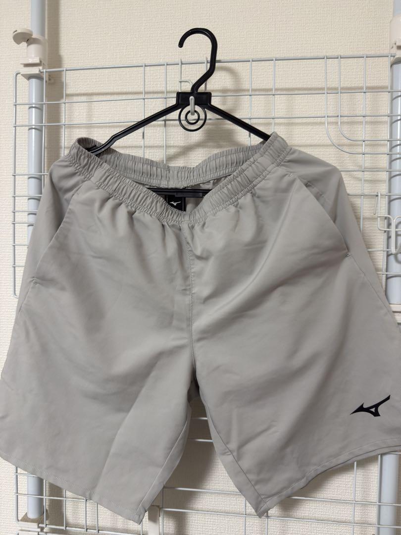 Mizuno ネイビー/ブルー ストライプ シャツ & グレー ショートパンツ