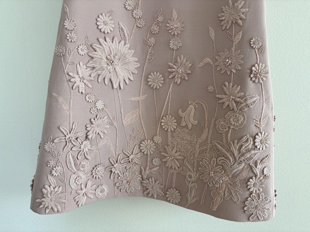 美品 Valentino 薄いピンク 花柄刺繍ドレス 美品 Valentino 薄いピンク 花柄刺繍ドレス