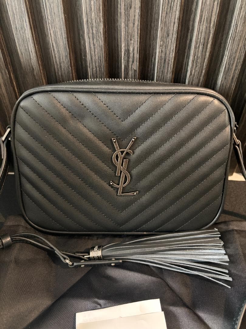 YSL ブラック ショルダーバッグ タッセル付き YSL ブラック ショルダーバッグ タッセル付き